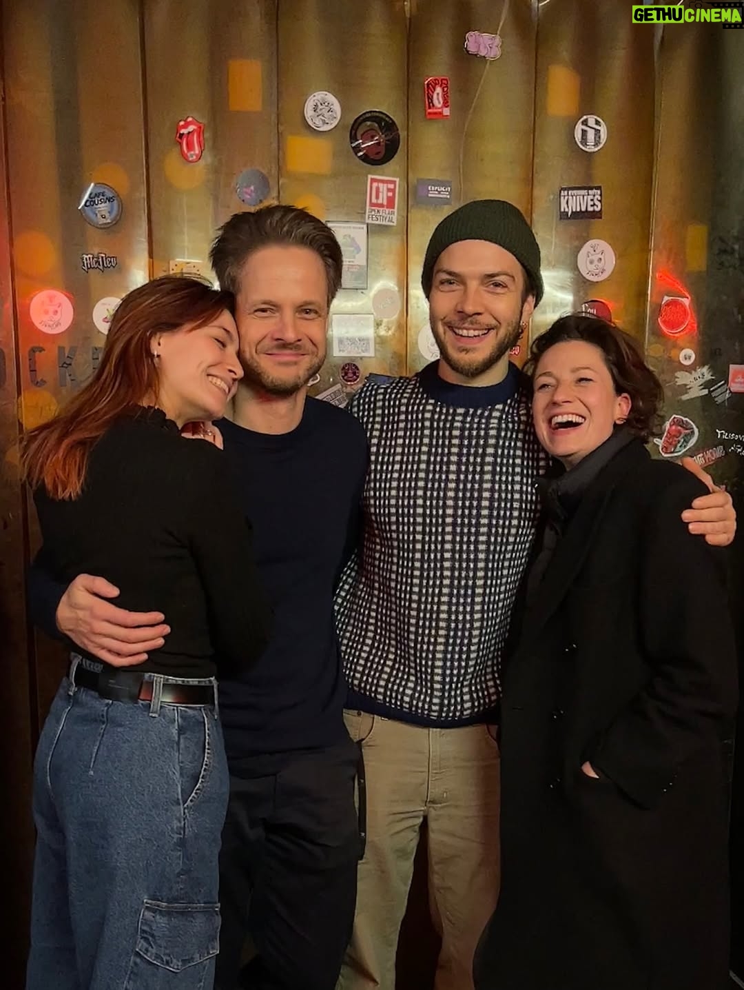 Tinne Oltmans - 8.2K Likes - Het schoonste cadeau dat ik kreeg bij Lisa, waren de mooie mensen die als familie voelen.
Zo trots op Bertje en zijn plaat met @the.king.lost
Vijf jaar geleden waren we samen aan het songwriten en liet hij zijn eerste songs horen, hem nu op een podium zien met band, vervult me met trots. En dat in bijzijn van bij deze mensen die me mee hebben gevormd als mens, daar word ik misschien wel emo van. 😉🥹♥️
Go stream the.king.lost nu, het is de moeite ✨