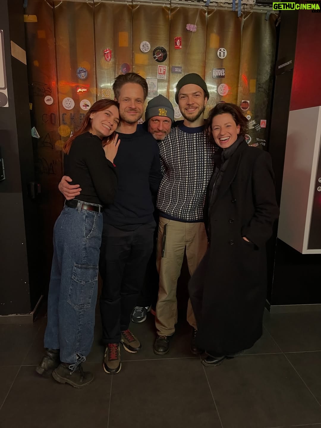Tinne Oltmans - 8.2K Likes - Het schoonste cadeau dat ik kreeg bij Lisa, waren de mooie mensen die als familie voelen.
Zo trots op Bertje en zijn plaat met @the.king.lost
Vijf jaar geleden waren we samen aan het songwriten en liet hij zijn eerste songs horen, hem nu op een podium zien met band, vervult me met trots. En dat in bijzijn van bij deze mensen die me mee hebben gevormd als mens, daar word ik misschien wel emo van. 😉🥹♥️
Go stream the.king.lost nu, het is de moeite ✨