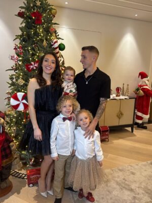 Tiziri Digne Instagram - Merry Christmas 🎅🏼

Nous vous souhaitons de belles fêtes de fin d’années auprès de ceux qui vous sont chers, profitez de vos proches c’est le plus important ✨ 
Une grosse pensée à ceux qui sont seuls, à ceux pour qui cette période réveil le manque d’une personne qui n’est plus là, et à tous ceux qui traversent des moments difficiles. 
Avec tout notre amour ❤️