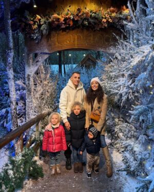 Tiziri Digne Instagram - Where magic feels real and hearts feel full @laplanduk ✨

Même si Isaïa n’était pas très rassuré (cf vidéo 11) c’est un lieu magique où les enfants s’émerveillent à chaque instant. Les décors, les mises en scènes, les costumes… tout est si féerique que même les adultes se remettent à rêver 🎅🏼 

#christmas #noël #family