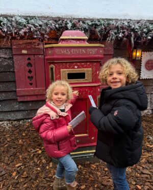 Tiziri Digne Instagram - Where magic feels real and hearts feel full @laplanduk ✨

Même si Isaïa n’était pas très rassuré (cf vidéo 11) c’est un lieu magique où les enfants s’émerveillent à chaque instant. Les décors, les mises en scènes, les costumes… tout est si féerique que même les adultes se remettent à rêver 🎅🏼 

#christmas #noël #family