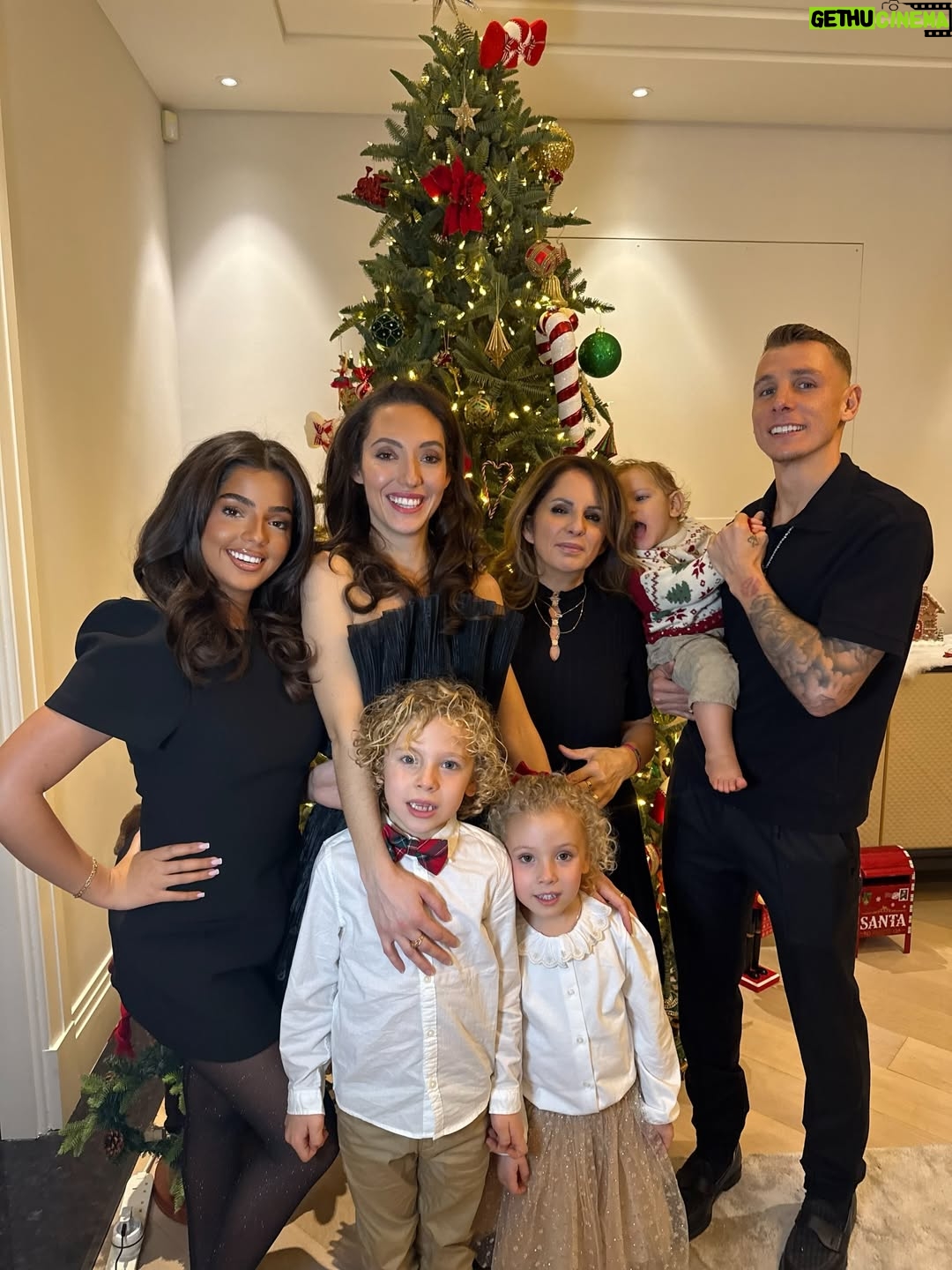 Tiziri Digne - 22.5K Likes - Merry Christmas 🎅🏼

Nous vous souhaitons de belles fêtes de fin d’années auprès de ceux qui vous sont chers, profitez de vos proches c’est le plus important ✨ 
Une grosse pensée à ceux qui sont seuls, à ceux pour qui cette période réveil le manque d’une personne qui n’est plus là, et à tous ceux qui traversent des moments difficiles. 
Avec tout notre amour ❤️
