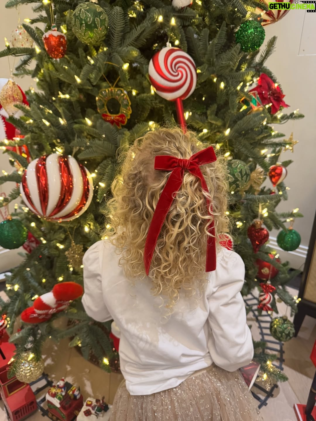 Tiziri Digne - 22.5K Likes - Merry Christmas 🎅🏼

Nous vous souhaitons de belles fêtes de fin d’années auprès de ceux qui vous sont chers, profitez de vos proches c’est le plus important ✨ 
Une grosse pensée à ceux qui sont seuls, à ceux pour qui cette période réveil le manque d’une personne qui n’est plus là, et à tous ceux qui traversent des moments difficiles. 
Avec tout notre amour ❤️