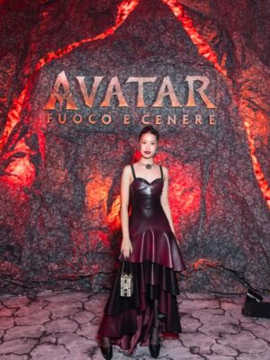 Trinity Jo-Li Bliss Instagram - Being in Italy for the Avatar Milan premiere was everything I never could’ve imagined and a dream come true. I guess I have to leave with a happy tummy and a sad heart— feeling so blue because I don’t wish to Italeave 😉🇮🇹🩵
We’re getting so close guyssss - it truly feels like the final countdown.

Styling @orettac 
Styling assistant @jesuisallegra_ 
Tailoring @_samanthamorgan 
Hair @miguelmartinperezldn 
Makeup @chykapuka
@avatar @disney @disneyit #avatarfireandash