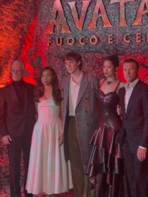 Trinity Jo-Li Bliss Instagram - Being in Italy for the Avatar Milan premiere was everything I never could’ve imagined and a dream come true. I guess I have to leave with a happy tummy and a sad heart— feeling so blue because I don’t wish to Italeave 😉🇮🇹🩵
We’re getting so close guyssss - it truly feels like the final countdown.

Styling @orettac 
Styling assistant @jesuisallegra_ 
Tailoring @_samanthamorgan 
Hair @miguelmartinperezldn 
Makeup @chykapuka
@avatar @disney @disneyit #avatarfireandash