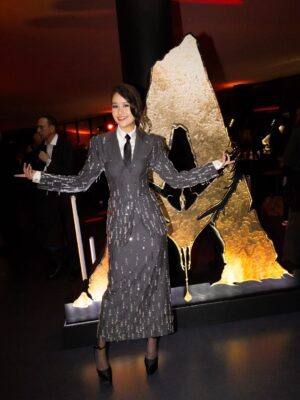 Trinity Jo-Li Bliss Instagram - Reception after Paris premiere. Most wonderful time!!! 
How did I do channeling my hero sister Sig’s looks?

Put on 3D glasses and watch Avatar: Fire and Ash on big screen Dec 19th! 🩵
@avatar @disney @disneyfr 

Styling @orettac 
Styling assistant @jesuisallegra_ 
Tailoring @_samanthamorgan 
Hair @miguelmartinperezldn 
Makeup @chykapuka