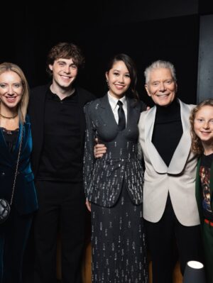 Trinity Jo-Li Bliss Instagram - Reception after Paris premiere. Most wonderful time!!! 
How did I do channeling my hero sister Sig’s looks?

Put on 3D glasses and watch Avatar: Fire and Ash on big screen Dec 19th! 🩵
@avatar @disney @disneyfr 

Styling @orettac 
Styling assistant @jesuisallegra_ 
Tailoring @_samanthamorgan 
Hair @miguelmartinperezldn 
Makeup @chykapuka