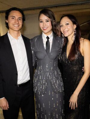 Trinity Jo-Li Bliss Instagram - Reception after Paris premiere. Most wonderful time!!! 
How did I do channeling my hero sister Sig’s looks?

Put on 3D glasses and watch Avatar: Fire and Ash on big screen Dec 19th! 🩵
@avatar @disney @disneyfr 

Styling @orettac 
Styling assistant @jesuisallegra_ 
Tailoring @_samanthamorgan 
Hair @miguelmartinperezldn 
Makeup @chykapuka