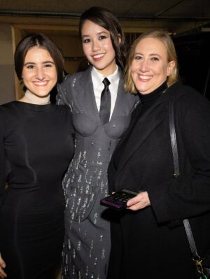 Trinity Jo-Li Bliss Instagram - Reception after Paris premiere. Most wonderful time!!! 
How did I do channeling my hero sister Sig’s looks?

Put on 3D glasses and watch Avatar: Fire and Ash on big screen Dec 19th! 🩵
@avatar @disney @disneyfr 

Styling @orettac 
Styling assistant @jesuisallegra_ 
Tailoring @_samanthamorgan 
Hair @miguelmartinperezldn 
Makeup @chykapuka