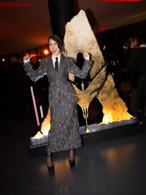 Trinity Jo-Li Bliss Instagram - Reception after Paris premiere. Most wonderful time!!! 
How did I do channeling my hero sister Sig’s looks?

Put on 3D glasses and watch Avatar: Fire and Ash on big screen Dec 19th! 🩵
@avatar @disney @disneyfr 

Styling @orettac 
Styling assistant @jesuisallegra_ 
Tailoring @_samanthamorgan 
Hair @miguelmartinperezldn 
Makeup @chykapuka