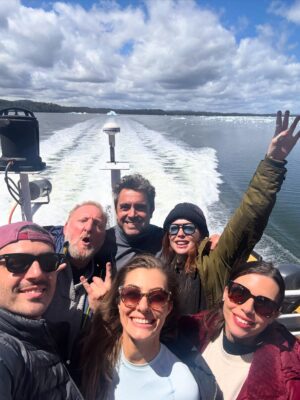 Tutú Vidaurre Instagram - Se termina un rodaje para algunos 🙏🏽🥰
No podría explicar en palabras lo agradecida que me siento, por haber vivido días tan lindos junto a este equipo maravilloso 🫶🏼🫶🏼🫶🏼
📍Aysén @loberiasdelsur