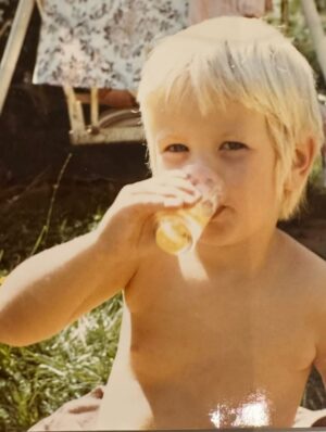 Ulrika Jonsson Instagram - Today I’m marking 1yr of sobriety.
No fanfare, no medal, no trophy. 
The journey goes on.

A huge thanks to all those beautiful people who have supported me; understood me; scooped me up and handled me tenderly and without judgement; who nudged me in the right direction; who made me laugh and helped me shed the crippling shame.

Thank you to my kids for their support; for having faith in me after I must have worried them so.

For close friends for their patience and belief.

My sobriety will continue to be my priority.

Turns out it IS possible to teach old dogs new tricks.

#sobriety #faith #odaat #freedom