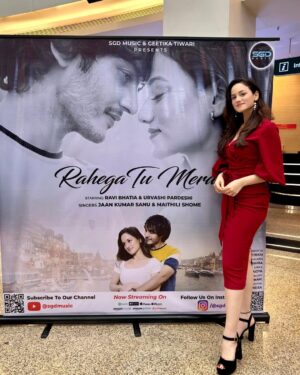 Urvashi Pardeshi Instagram - So much love showered yesterday! ♥️
Truly grateful 🧿✨
.
.
#musicvideo #rahegatumera #love #launch #song #album