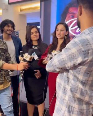 Urvashi Pardeshi Instagram - So much love showered yesterday! ♥️
Truly grateful 🧿✨
.
.
#musicvideo #rahegatumera #love #launch #song #album