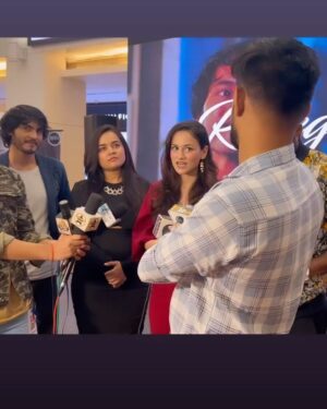 Urvashi Pardeshi Instagram - So much love showered yesterday! ♥️
Truly grateful 🧿✨
.
.
#musicvideo #rahegatumera #love #launch #song #album