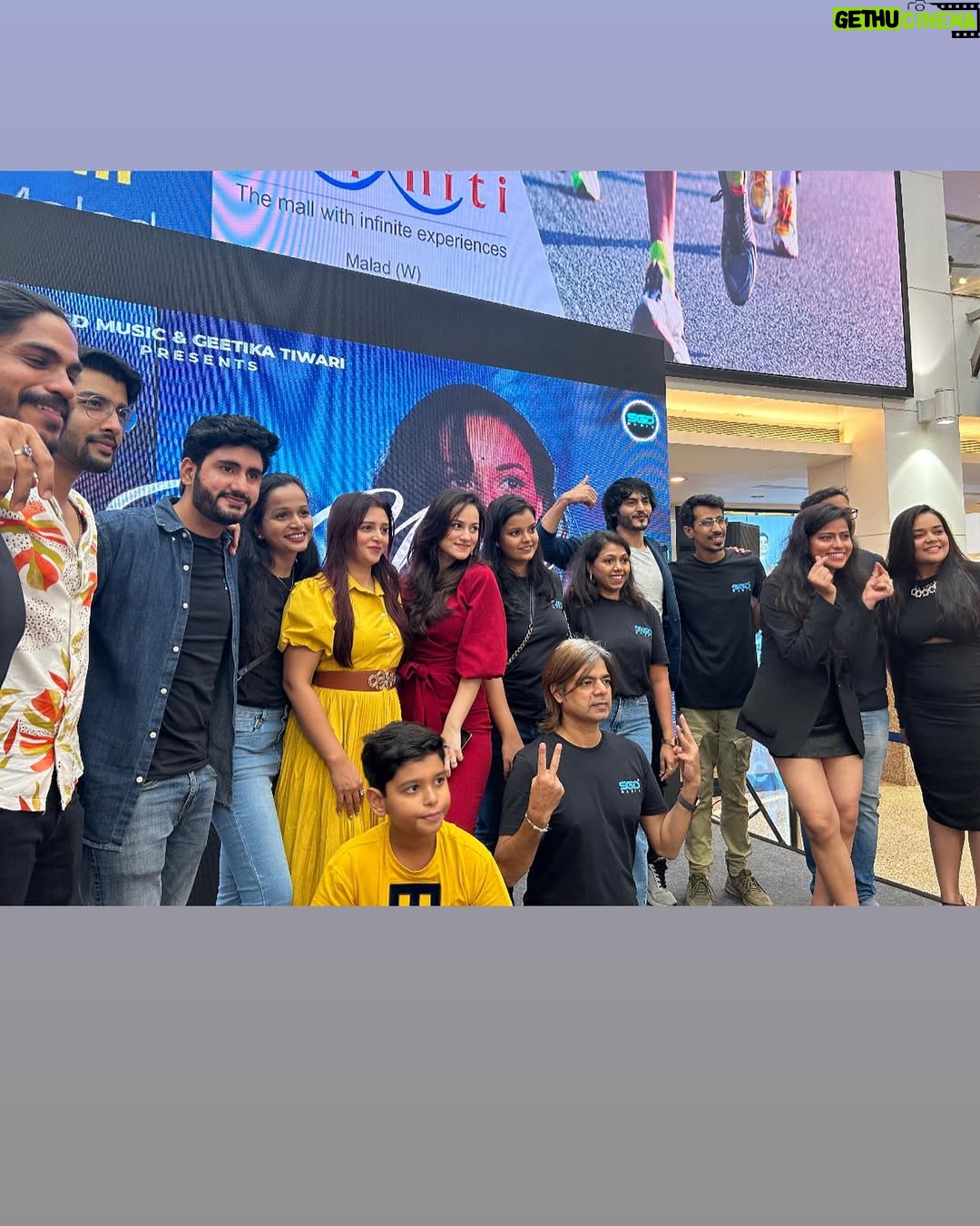 Urvashi Pardeshi - 2.1K Likes - So much love showered yesterday! ♥️
Truly grateful 🧿✨
.
.
#musicvideo #rahegatumera #love #launch #song #album