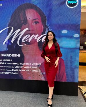 Urvashi Pardeshi Instagram - So much love showered yesterday! ♥️
Truly grateful 🧿✨
.
.
#musicvideo #rahegatumera #love #launch #song #album