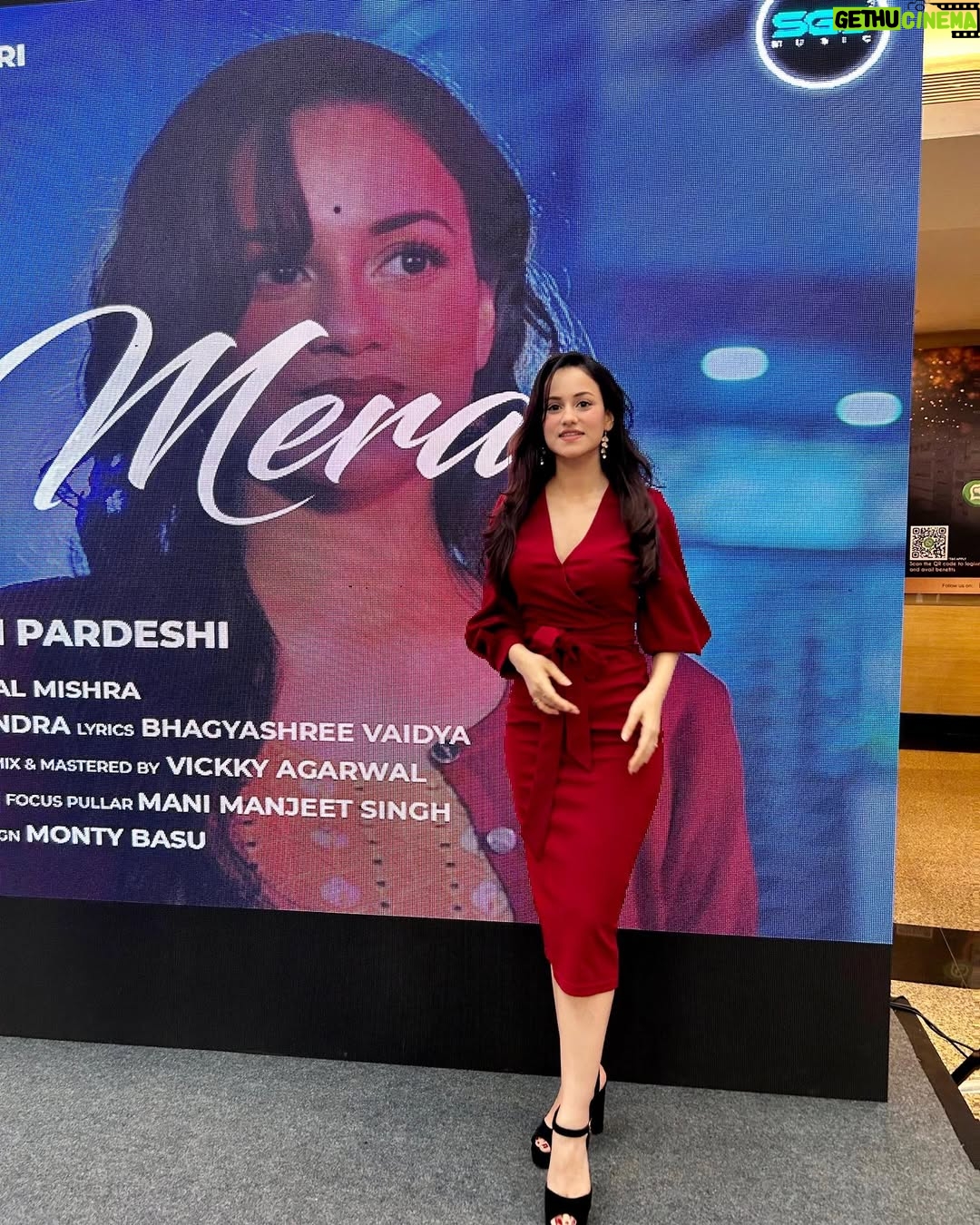 Urvashi Pardeshi - 2.1K Likes - So much love showered yesterday! ♥️
Truly grateful 🧿✨
.
.
#musicvideo #rahegatumera #love #launch #song #album