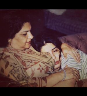 Uzma Hassan Instagram - 22nd May.. 7 years ago, I lost my whole world.. 

I miss you so much, Mommy… 💔

#untilwemeetagain