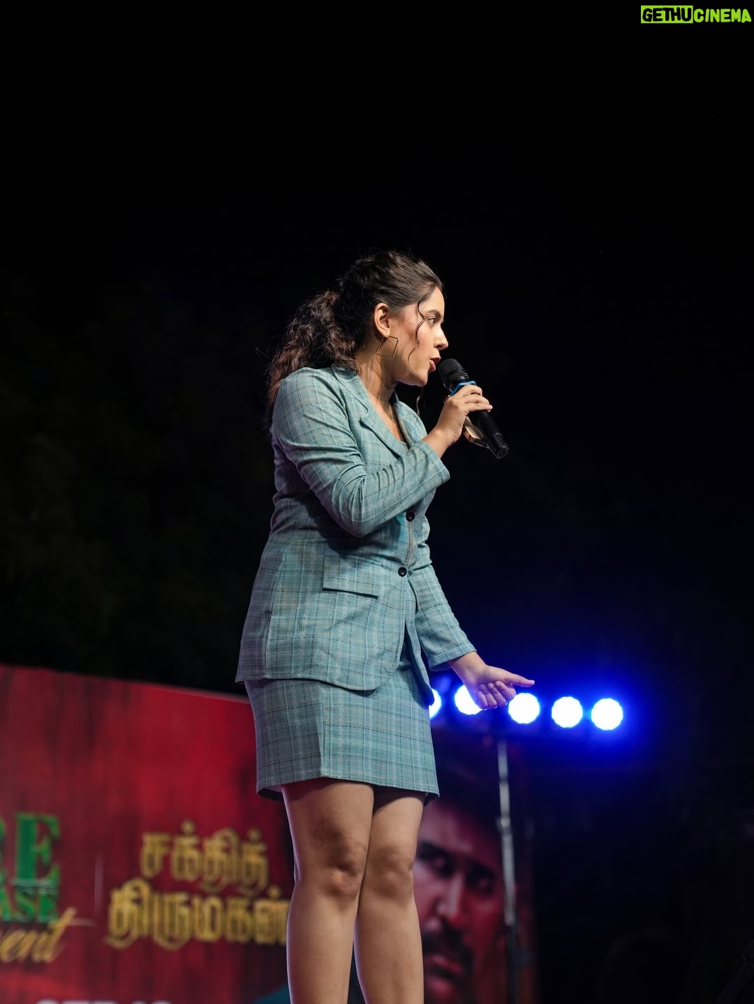 VJ Kalyani - 9.7K Likes - Some very special moments... couldnt have asked for more:)
Gratitude is all i have 🙏
...
@victor_storys_ thankyou for this vicky:)
Muah: @revyz_makeover 
...
#prerelease #tour #host #nammatrichy #fun #vjkalyani🎤