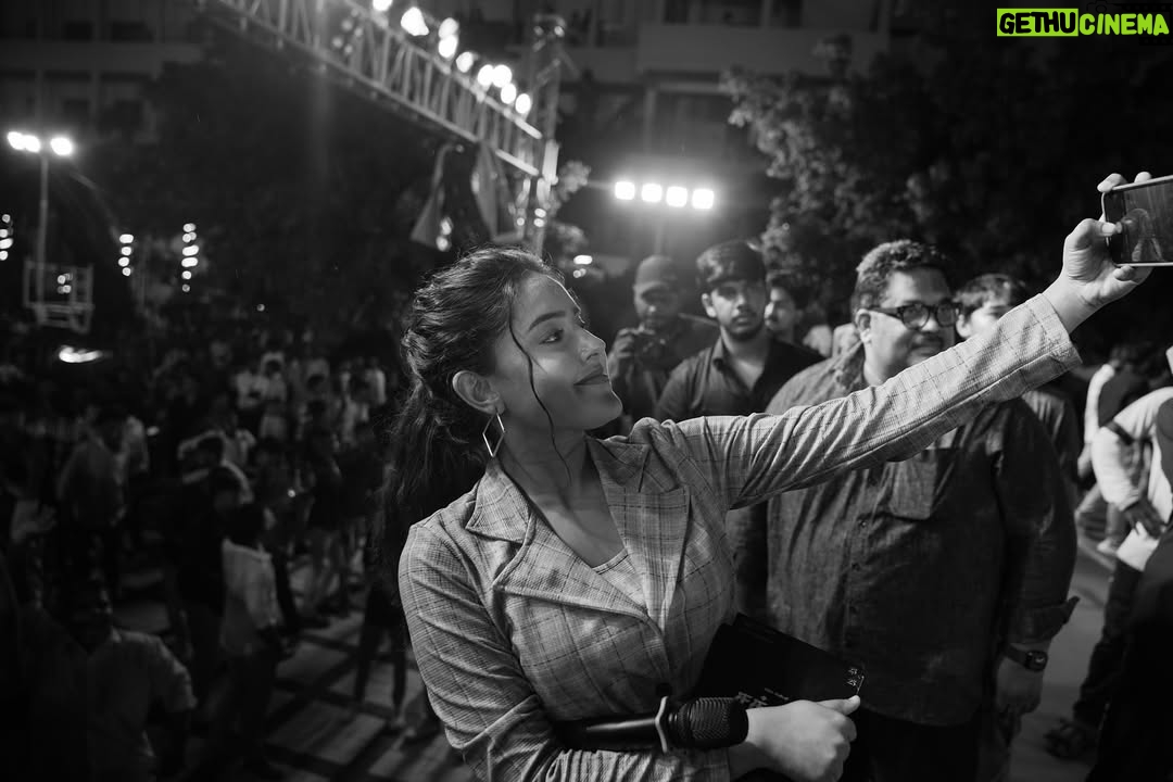 VJ Kalyani - 9.7K Likes - Some very special moments... couldnt have asked for more:)
Gratitude is all i have 🙏
...
@victor_storys_ thankyou for this vicky:)
Muah: @revyz_makeover 
...
#prerelease #tour #host #nammatrichy #fun #vjkalyani🎤