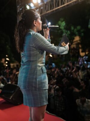 VJ Kalyani Instagram - Some very special moments... couldnt have asked for more:)
Gratitude is all i have 🙏
...
@victor_storys_ thankyou for this vicky:)
Muah: @revyz_makeover 
...
#prerelease #tour #host #nammatrichy #fun #vjkalyani🎤