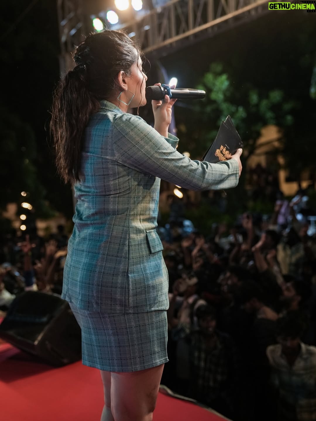 VJ Kalyani - 9.7K Likes - Some very special moments... couldnt have asked for more:)
Gratitude is all i have 🙏
...
@victor_storys_ thankyou for this vicky:)
Muah: @revyz_makeover 
...
#prerelease #tour #host #nammatrichy #fun #vjkalyani🎤