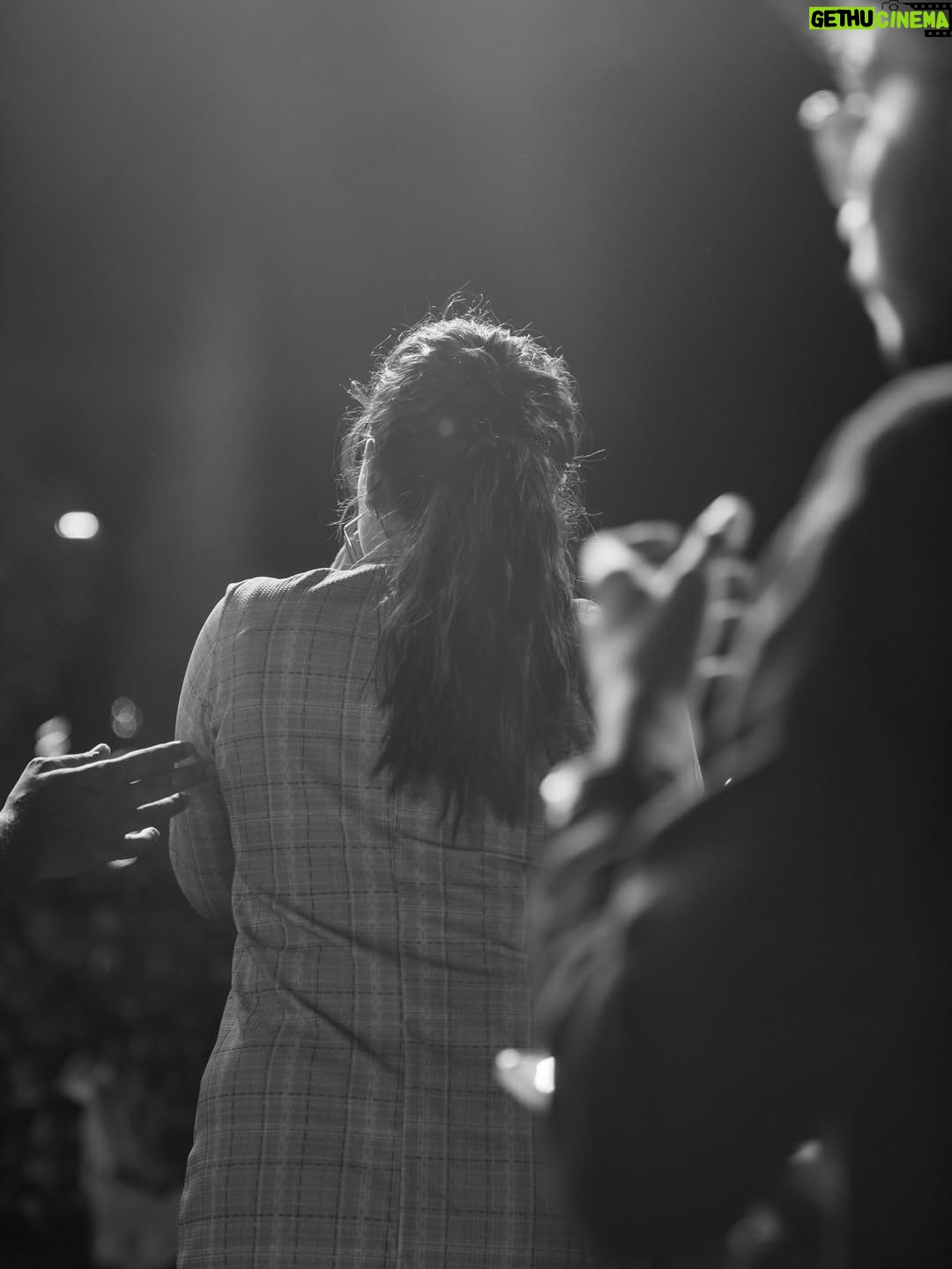 VJ Kalyani - 9.7K Likes - Some very special moments... couldnt have asked for more:)
Gratitude is all i have 🙏
...
@victor_storys_ thankyou for this vicky:)
Muah: @revyz_makeover 
...
#prerelease #tour #host #nammatrichy #fun #vjkalyani🎤