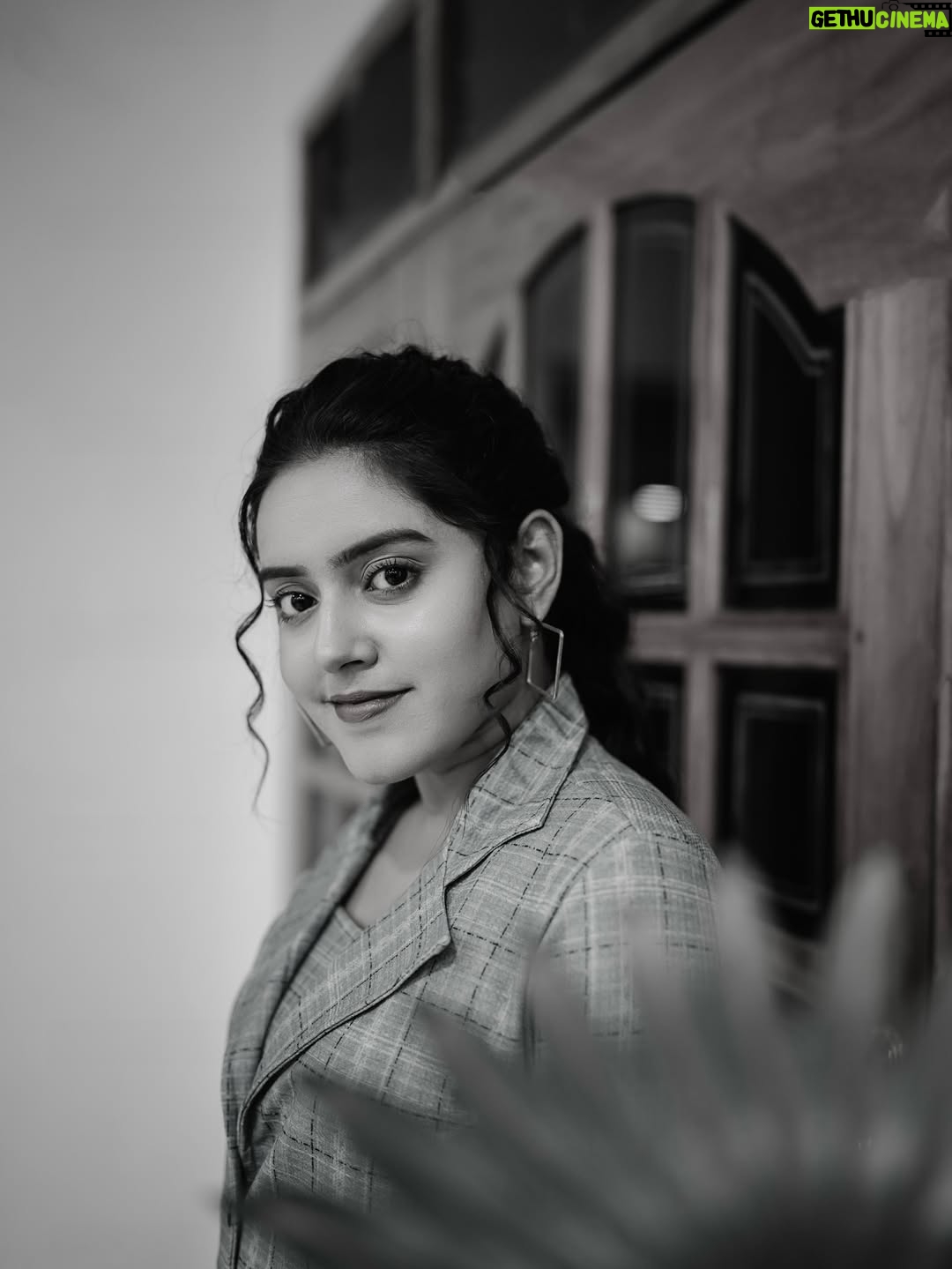VJ Kalyani - 9.7K Likes - Some very special moments... couldnt have asked for more:)
Gratitude is all i have 🙏
...
@victor_storys_ thankyou for this vicky:)
Muah: @revyz_makeover 
...
#prerelease #tour #host #nammatrichy #fun #vjkalyani🎤