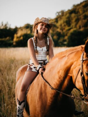 Valentina Tronel Instagram - Je ne suis pas revenue de mon stage les mains vides 😇
On en a profité pour vous tourner un petit clip avec @julientheaccess !!!
Je vous laisse deviner de quelle chanson il s’agit 💖
📸 : @studio1995.fr
📍: @ecuriedufleuve_