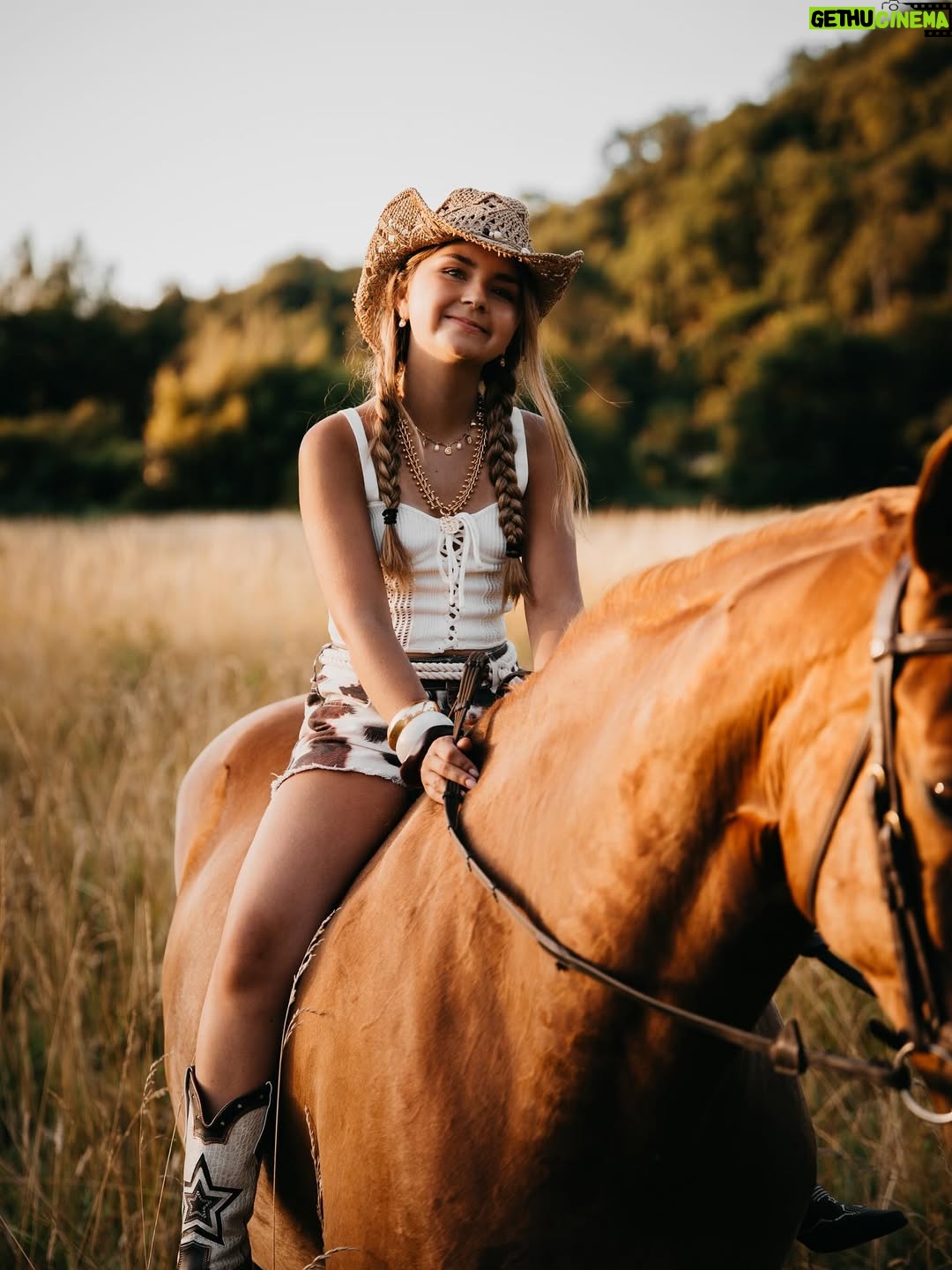 Valentina Tronel - 17.2K Likes - Je ne suis pas revenue de mon stage les mains vides 😇 
On en a profité pour vous tourner un petit clip avec @julientheaccess !!! 
Je vous laisse deviner de quelle chanson il s’agit 💖

📸 : @studio1995.fr
📍: @ecuriedufleuve_