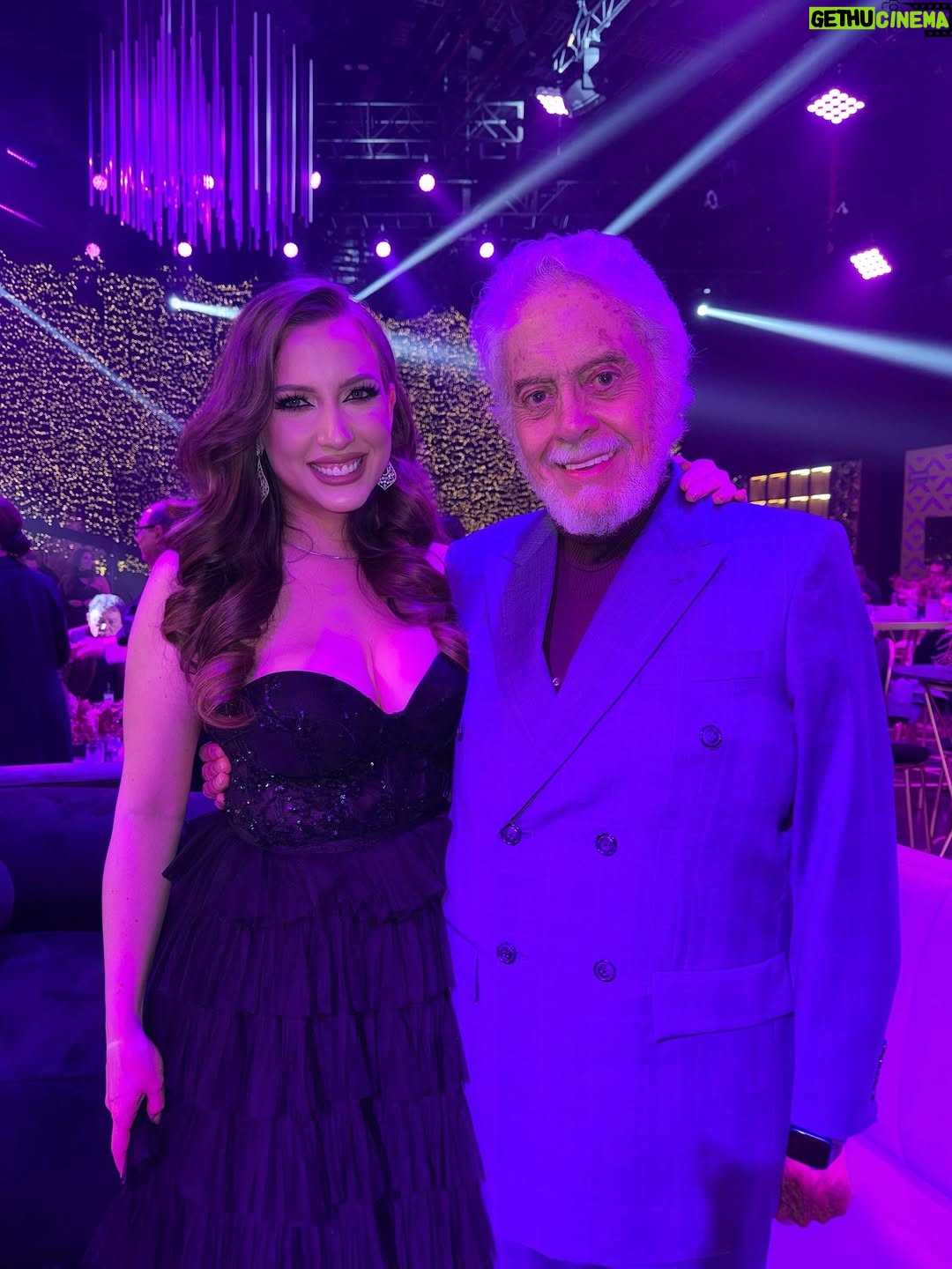Valentina de Abreu - 5.5K Likes - Hoy cierro un capítulo que me costó lágrimas, dudas, miedos… y muchísima fe🥹✨ Este año no fue fácil. Emigrar, empezar de nuevo cuando ya tenía una carrera construida en Ecuador; exigirme más de lo que creía posible y enfrentarme a mis propias inseguridades. 

Hubo días en los que pensé que no iba a poder, lloré muchísimo, me sentí muy sola gran parte del proceso, me fracturé, me atropelló una bicicleta 😂 pero aquí estoy, en contra de todo pronóstico . Graduada del CEA. 🎭✨
Agradecida con Dios por sostenerme cuando sentí que no podía más, por abrir puertas y por recordarme para qué vine. Aunque tengo una trayectoria larga, sentí el llamado de volver a formarme, de volver a ser alumna, de aprender desde la humildad y el amor por este oficio. Tenía años soñando con venir a México para crecer a nivel profesional, y este año ese sueño se materializó gracias al CEA y a mi manager @palomeragroup. Gracias por la oportunidad y por creer en mi🥹💕💕
Gracias a mi mamá @yojaima.ramos y a mi tío @angelramoos por apoyarme muchísimo y por no soltarme en los momentos más difíciles. 
Hoy celebro no solo un diploma, sino la valentía de no conformarme, de seguir creciendo, de apostarle a mis sueños aun cuando el camino se siente pesado. Esto no es un final, es apenas el comienzo. Gracias vida, gracias Dios, gracias CEA. 🤍✨

1- Primera vez con un billete🥹💕 en el lugar que siempre soñé estar
2- Fotito junto al Sr  @eugenio.cobo demasiado agradecida por la oportunidad y por apostar a nuestro talento 🥹💕 
3- al lado de la placa grande con cara de loca 😂
4- Videito cortesía de mi tío @angelramoos del momento de la entrega de mi placa 😍 
5- Junto a mi partner del semestre, lo logramos lesionadaaaas. Gracias por ser mi amiga en este año tan complicado 💕 @imaylim_ 
6- Abrazando al Sr Cobo @eugenio.cobo 
7- mi grupito de amigas @lexmeral @luisimateran @imaylim_ 
8- Junto a @miguelangelgabriel el profe al que al principio le tenía miedo y ahora lo amoooo. Del que más aprendí, al que más tengo que agradecerle 🥹💕🫶 
9- fotito con mi birrete porque no lo supero
10- Venecos power 🇻🇪 @danielasanabriaaa_ @ascaanio @luisimateran