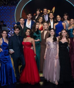 Valentina de Abreu Instagram - Hoy cierro un capítulo que me costó lágrimas, dudas, miedos… y muchísima fe🥹✨ Este año no fue fácil. Emigrar, empezar de nuevo cuando ya tenía una carrera construida en Ecuador; exigirme más de lo que creía posible y enfrentarme a mis propias inseguridades. 

Hubo días en los que pensé que no iba a poder, lloré muchísimo, me sentí muy sola gran parte del proceso, me fracturé, me atropelló una bicicleta 😂 pero aquí estoy, en contra de todo pronóstico . Graduada del CEA. 🎭✨
Agradecida con Dios por sostenerme cuando sentí que no podía más, por abrir puertas y por recordarme para qué vine. Aunque tengo una trayectoria larga, sentí el llamado de volver a formarme, de volver a ser alumna, de aprender desde la humildad y el amor por este oficio. Tenía años soñando con venir a México para crecer a nivel profesional, y este año ese sueño se materializó gracias al CEA y a mi manager @palomeragroup. Gracias por la oportunidad y por creer en mi🥹💕💕
Gracias a mi mamá @yojaima.ramos y a mi tío @angelramoos por apoyarme muchísimo y por no soltarme en los momentos más difíciles. 
Hoy celebro no solo un diploma, sino la valentía de no conformarme, de seguir creciendo, de apostarle a mis sueños aun cuando el camino se siente pesado. Esto no es un final, es apenas el comienzo. Gracias vida, gracias Dios, gracias CEA. 🤍✨

1- Primera vez con un billete🥹💕 en el lugar que siempre soñé estar
2- Fotito junto al Sr  @eugenio.cobo demasiado agradecida por la oportunidad y por apostar a nuestro talento 🥹💕 
3- al lado de la placa grande con cara de loca 😂
4- Videito cortesía de mi tío @angelramoos del momento de la entrega de mi placa 😍 
5- Junto a mi partner del semestre, lo logramos lesionadaaaas. Gracias por ser mi amiga en este año tan complicado 💕 @imaylim_ 
6- Abrazando al Sr Cobo @eugenio.cobo 
7- mi grupito de amigas @lexmeral @luisimateran @imaylim_ 
8- Junto a @miguelangelgabriel el profe al que al principio le tenía miedo y ahora lo amoooo. Del que más aprendí, al que más tengo que agradecerle 🥹💕🫶 
9- fotito con mi birrete porque no lo supero
10- Venecos power 🇻🇪 @danielasanabriaaa_ @ascaanio @luisimateran