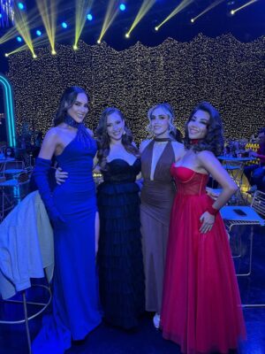 Valentina de Abreu Instagram - Hoy cierro un capítulo que me costó lágrimas, dudas, miedos… y muchísima fe🥹✨ Este año no fue fácil. Emigrar, empezar de nuevo cuando ya tenía una carrera construida en Ecuador; exigirme más de lo que creía posible y enfrentarme a mis propias inseguridades. 

Hubo días en los que pensé que no iba a poder, lloré muchísimo, me sentí muy sola gran parte del proceso, me fracturé, me atropelló una bicicleta 😂 pero aquí estoy, en contra de todo pronóstico . Graduada del CEA. 🎭✨
Agradecida con Dios por sostenerme cuando sentí que no podía más, por abrir puertas y por recordarme para qué vine. Aunque tengo una trayectoria larga, sentí el llamado de volver a formarme, de volver a ser alumna, de aprender desde la humildad y el amor por este oficio. Tenía años soñando con venir a México para crecer a nivel profesional, y este año ese sueño se materializó gracias al CEA y a mi manager @palomeragroup. Gracias por la oportunidad y por creer en mi🥹💕💕
Gracias a mi mamá @yojaima.ramos y a mi tío @angelramoos por apoyarme muchísimo y por no soltarme en los momentos más difíciles. 
Hoy celebro no solo un diploma, sino la valentía de no conformarme, de seguir creciendo, de apostarle a mis sueños aun cuando el camino se siente pesado. Esto no es un final, es apenas el comienzo. Gracias vida, gracias Dios, gracias CEA. 🤍✨

1- Primera vez con un billete🥹💕 en el lugar que siempre soñé estar
2- Fotito junto al Sr  @eugenio.cobo demasiado agradecida por la oportunidad y por apostar a nuestro talento 🥹💕 
3- al lado de la placa grande con cara de loca 😂
4- Videito cortesía de mi tío @angelramoos del momento de la entrega de mi placa 😍 
5- Junto a mi partner del semestre, lo logramos lesionadaaaas. Gracias por ser mi amiga en este año tan complicado 💕 @imaylim_ 
6- Abrazando al Sr Cobo @eugenio.cobo 
7- mi grupito de amigas @lexmeral @luisimateran @imaylim_ 
8- Junto a @miguelangelgabriel el profe al que al principio le tenía miedo y ahora lo amoooo. Del que más aprendí, al que más tengo que agradecerle 🥹💕🫶 
9- fotito con mi birrete porque no lo supero
10- Venecos power 🇻🇪 @danielasanabriaaa_ @ascaanio @luisimateran