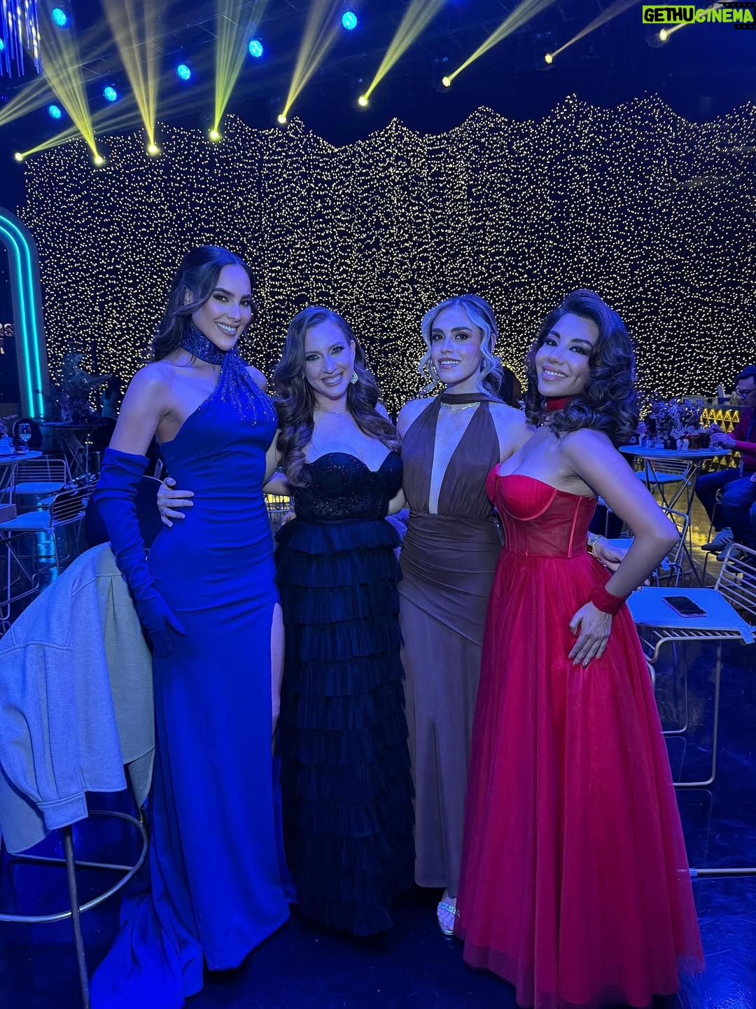 Valentina de Abreu - 5.5K Likes - Hoy cierro un capítulo que me costó lágrimas, dudas, miedos… y muchísima fe🥹✨ Este año no fue fácil. Emigrar, empezar de nuevo cuando ya tenía una carrera construida en Ecuador; exigirme más de lo que creía posible y enfrentarme a mis propias inseguridades. 

Hubo días en los que pensé que no iba a poder, lloré muchísimo, me sentí muy sola gran parte del proceso, me fracturé, me atropelló una bicicleta 😂 pero aquí estoy, en contra de todo pronóstico . Graduada del CEA. 🎭✨
Agradecida con Dios por sostenerme cuando sentí que no podía más, por abrir puertas y por recordarme para qué vine. Aunque tengo una trayectoria larga, sentí el llamado de volver a formarme, de volver a ser alumna, de aprender desde la humildad y el amor por este oficio. Tenía años soñando con venir a México para crecer a nivel profesional, y este año ese sueño se materializó gracias al CEA y a mi manager @palomeragroup. Gracias por la oportunidad y por creer en mi🥹💕💕
Gracias a mi mamá @yojaima.ramos y a mi tío @angelramoos por apoyarme muchísimo y por no soltarme en los momentos más difíciles. 
Hoy celebro no solo un diploma, sino la valentía de no conformarme, de seguir creciendo, de apostarle a mis sueños aun cuando el camino se siente pesado. Esto no es un final, es apenas el comienzo. Gracias vida, gracias Dios, gracias CEA. 🤍✨

1- Primera vez con un billete🥹💕 en el lugar que siempre soñé estar
2- Fotito junto al Sr  @eugenio.cobo demasiado agradecida por la oportunidad y por apostar a nuestro talento 🥹💕 
3- al lado de la placa grande con cara de loca 😂
4- Videito cortesía de mi tío @angelramoos del momento de la entrega de mi placa 😍 
5- Junto a mi partner del semestre, lo logramos lesionadaaaas. Gracias por ser mi amiga en este año tan complicado 💕 @imaylim_ 
6- Abrazando al Sr Cobo @eugenio.cobo 
7- mi grupito de amigas @lexmeral @luisimateran @imaylim_ 
8- Junto a @miguelangelgabriel el profe al que al principio le tenía miedo y ahora lo amoooo. Del que más aprendí, al que más tengo que agradecerle 🥹💕🫶 
9- fotito con mi birrete porque no lo supero
10- Venecos power 🇻🇪 @danielasanabriaaa_ @ascaanio @luisimateran