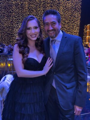 Valentina de Abreu Instagram - Hoy cierro un capítulo que me costó lágrimas, dudas, miedos… y muchísima fe🥹✨ Este año no fue fácil. Emigrar, empezar de nuevo cuando ya tenía una carrera construida en Ecuador; exigirme más de lo que creía posible y enfrentarme a mis propias inseguridades. 

Hubo días en los que pensé que no iba a poder, lloré muchísimo, me sentí muy sola gran parte del proceso, me fracturé, me atropelló una bicicleta 😂 pero aquí estoy, en contra de todo pronóstico . Graduada del CEA. 🎭✨
Agradecida con Dios por sostenerme cuando sentí que no podía más, por abrir puertas y por recordarme para qué vine. Aunque tengo una trayectoria larga, sentí el llamado de volver a formarme, de volver a ser alumna, de aprender desde la humildad y el amor por este oficio. Tenía años soñando con venir a México para crecer a nivel profesional, y este año ese sueño se materializó gracias al CEA y a mi manager @palomeragroup. Gracias por la oportunidad y por creer en mi🥹💕💕
Gracias a mi mamá @yojaima.ramos y a mi tío @angelramoos por apoyarme muchísimo y por no soltarme en los momentos más difíciles. 
Hoy celebro no solo un diploma, sino la valentía de no conformarme, de seguir creciendo, de apostarle a mis sueños aun cuando el camino se siente pesado. Esto no es un final, es apenas el comienzo. Gracias vida, gracias Dios, gracias CEA. 🤍✨

1- Primera vez con un billete🥹💕 en el lugar que siempre soñé estar
2- Fotito junto al Sr  @eugenio.cobo demasiado agradecida por la oportunidad y por apostar a nuestro talento 🥹💕 
3- al lado de la placa grande con cara de loca 😂
4- Videito cortesía de mi tío @angelramoos del momento de la entrega de mi placa 😍 
5- Junto a mi partner del semestre, lo logramos lesionadaaaas. Gracias por ser mi amiga en este año tan complicado 💕 @imaylim_ 
6- Abrazando al Sr Cobo @eugenio.cobo 
7- mi grupito de amigas @lexmeral @luisimateran @imaylim_ 
8- Junto a @miguelangelgabriel el profe al que al principio le tenía miedo y ahora lo amoooo. Del que más aprendí, al que más tengo que agradecerle 🥹💕🫶 
9- fotito con mi birrete porque no lo supero
10- Venecos power 🇻🇪 @danielasanabriaaa_ @ascaanio @luisimateran