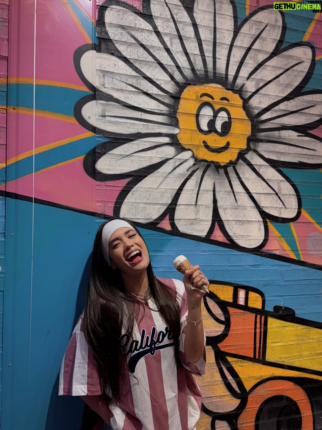 Valeria Emiliani - 2.3K Likes - Escoger estuvo muy difícil 🍦🤪 total look: @modakoaj