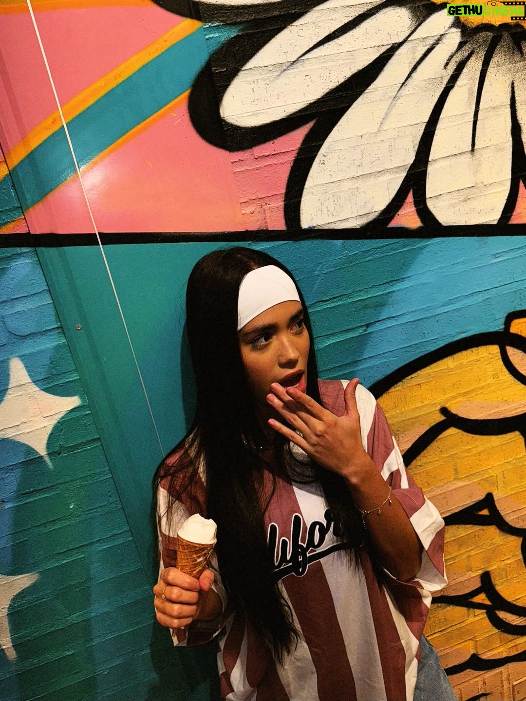 Valeria Emiliani - 2.3K Likes - Escoger estuvo muy difícil 🍦🤪 total look: @modakoaj
