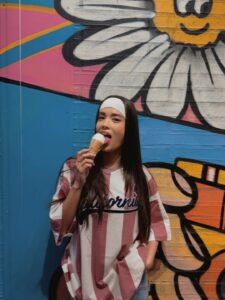 Valeria Emiliani Instagram - Escoger estuvo muy difícil 🍦🤪 total look: @modakoaj