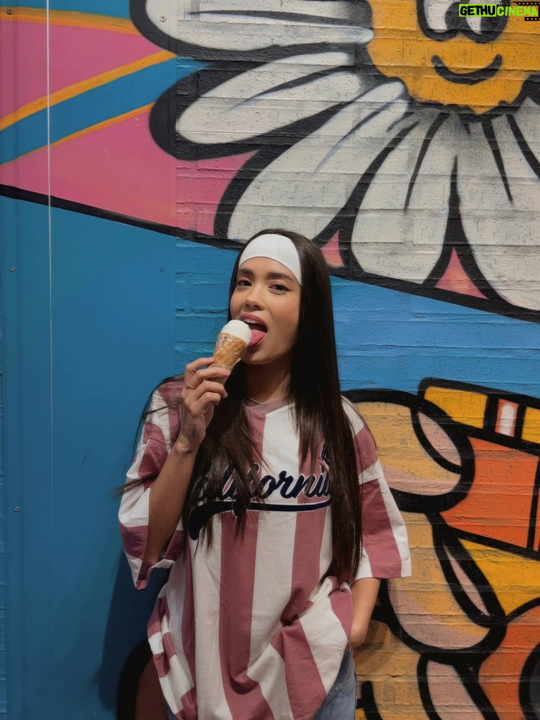 Valeria Emiliani - 2.3K Likes - Escoger estuvo muy difícil 🍦🤪 total look: @modakoaj
