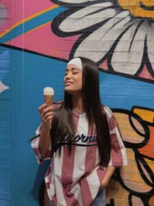 Valeria Emiliani Instagram - Escoger estuvo muy difícil 🍦🤪 total look: @modakoaj