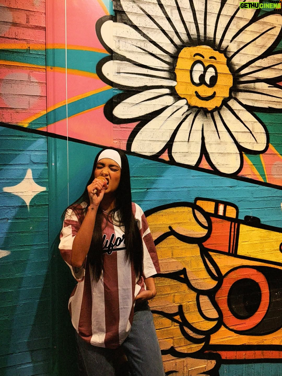 Valeria Emiliani - 2.3K Likes - Escoger estuvo muy difícil 🍦🤪 total look: @modakoaj