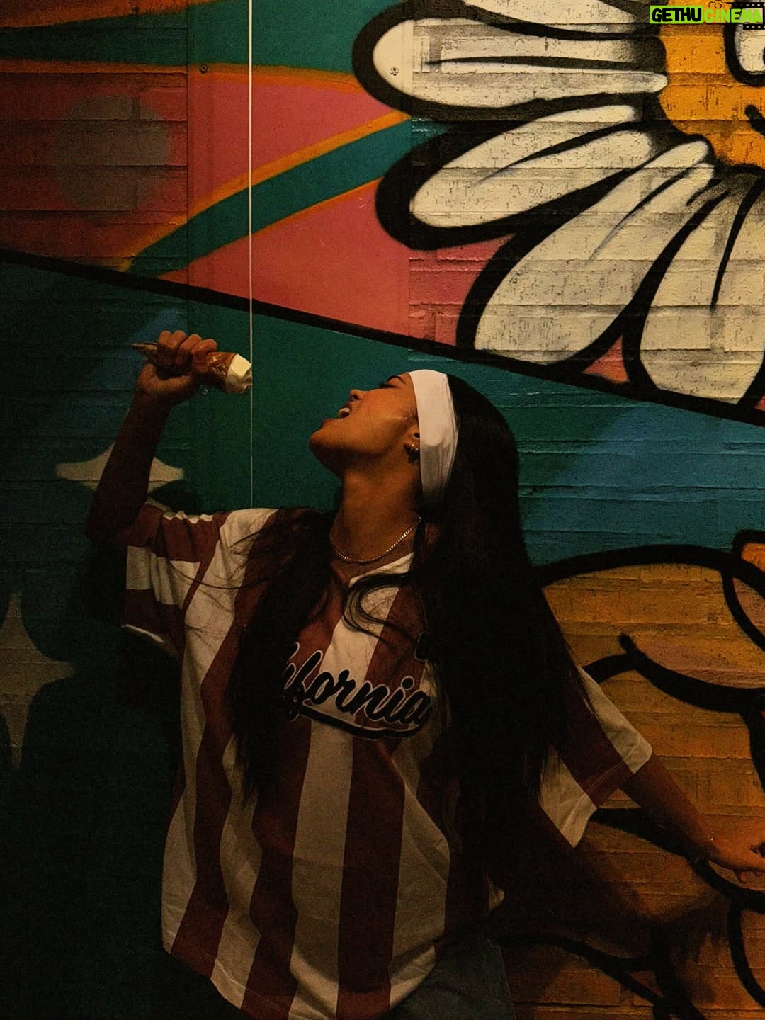 Valeria Emiliani - 2.3K Likes - Escoger estuvo muy difícil 🍦🤪 total look: @modakoaj