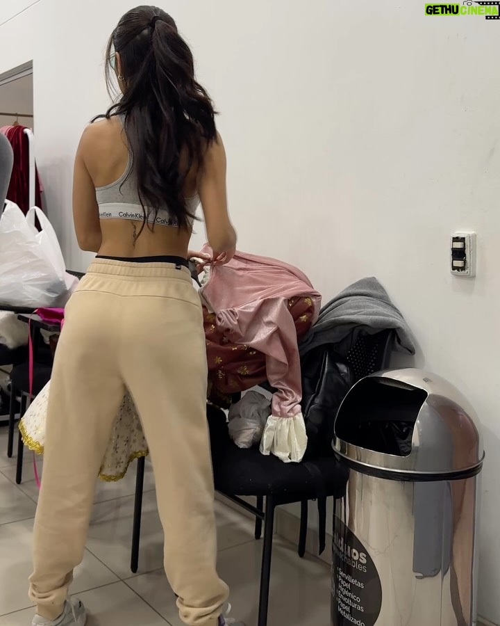 Valeria Emiliani - 4.1K Likes - Foticos con personas que están en mi ❤️
Portada: 📸 @zuanfilm