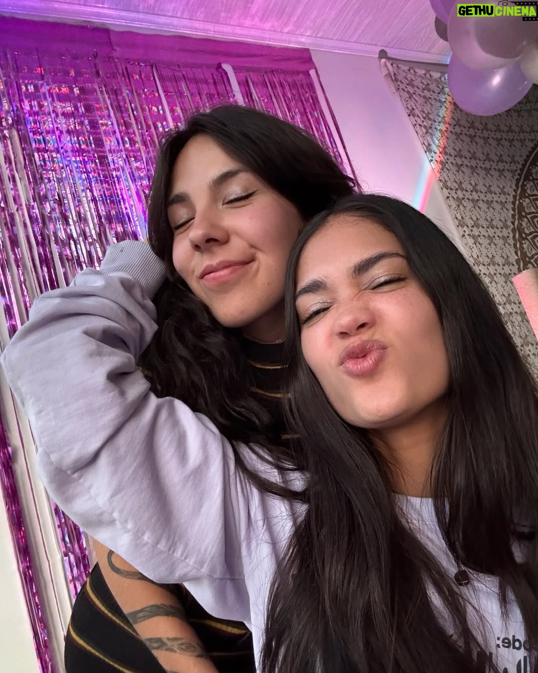 Valeria Emiliani - 4.1K Likes - Foticos con personas que están en mi ❤️
Portada: 📸 @zuanfilm
