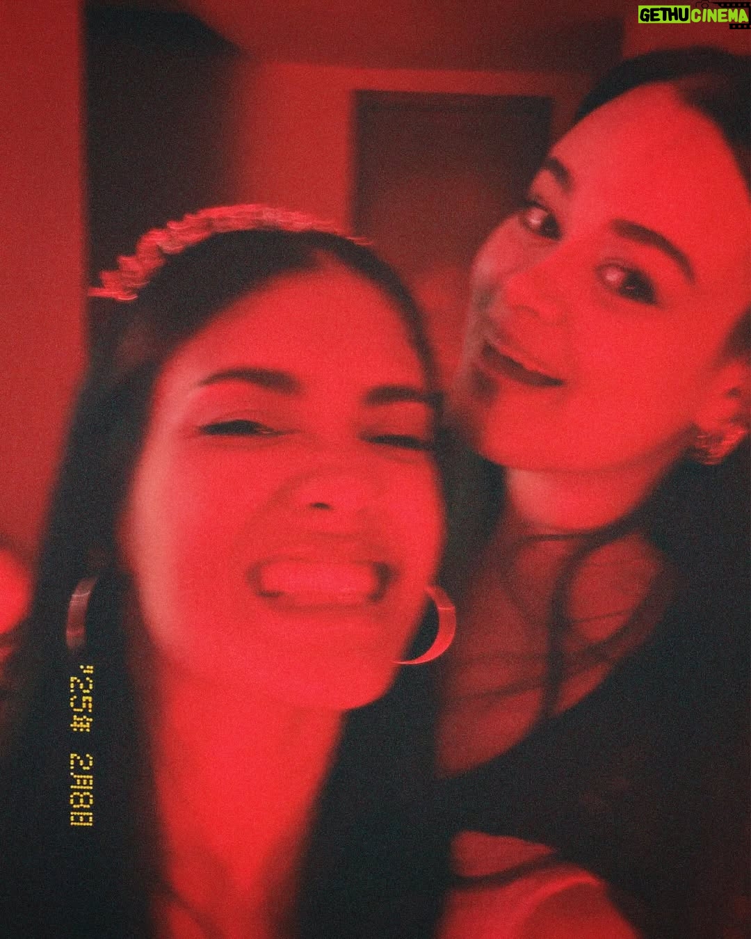 Valeria Emiliani - 4.1K Likes - Foticos con personas que están en mi ❤️
Portada: 📸 @zuanfilm