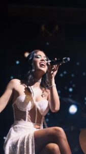 Valeria Emiliani Instagram - Canciones que se cantan con sabrosura y sentimiento… ay ombe ❤️