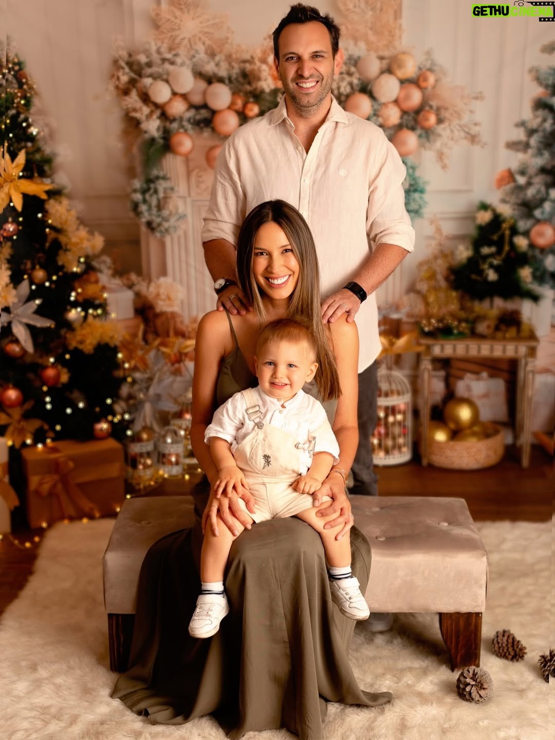 Vanesa Borghi - 10.3K Likes - Esta familia les desea que tengan unas lindas fiestas y que recuerden la verdadera esencia de estas fechas …

Fotos @carolinatobarfotografia