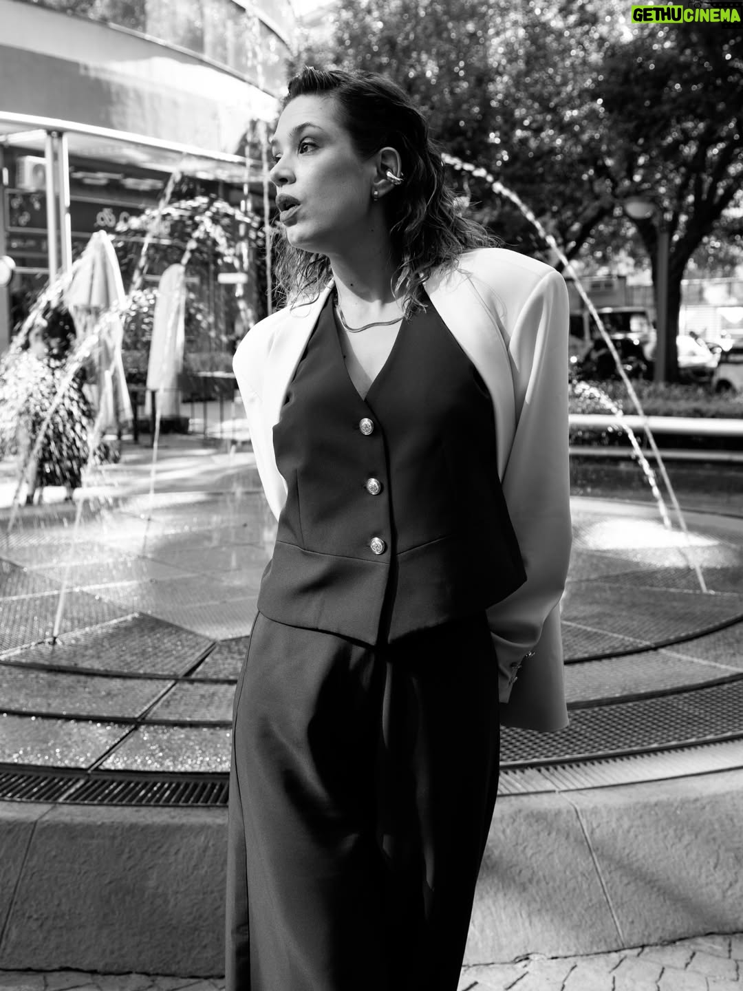 Vanesa González - 2.1K Likes - para la presentación de la temporada de teatro en Mar del plata, me sumo al elenco espectacular de Made in Lanús, clásico amado sobre nuestra historia de familia como país. actualiximo.
nunca imaginé que iba a tener la fortuna de hacer esta obra, las gracias son totales ❤️

Estilismo @florbaragiani
Outffit @nantolin
Hair @jara.tallerdepelo
Ph @phnegri