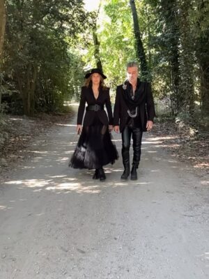 Vanessa Demouy Instagram - en route pour halloween sur @itc_tf1 … un halloween un peu particulier …. love is in the air ❤️❤️ #halloween #tournage @stephane_blancafort @sandradorset_officiel @laurent.cyr